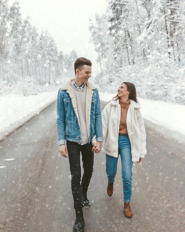 Парень и девушка вместе зимой