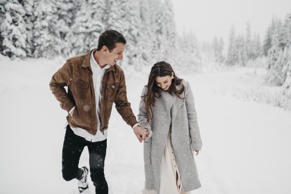 Парень и девушка вместе зимой
