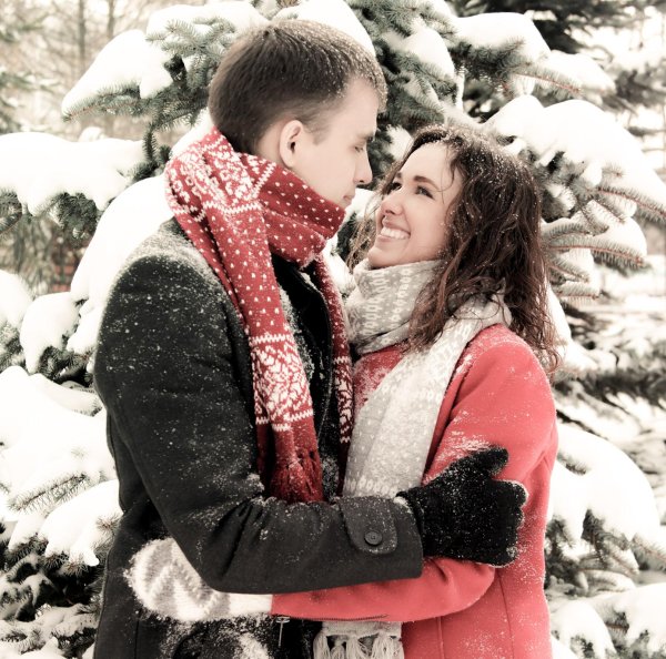 Парень и девушка вместе зимой