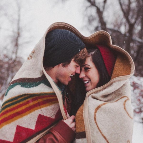 Парень и девушка вместе зимой