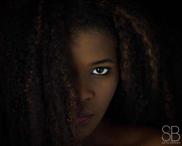 Девушка темная