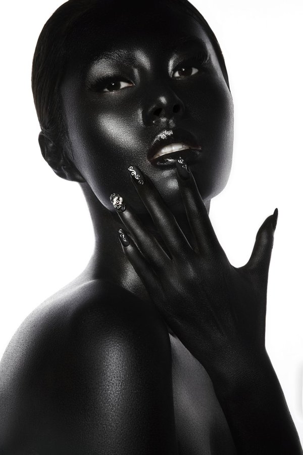 Девушка темная