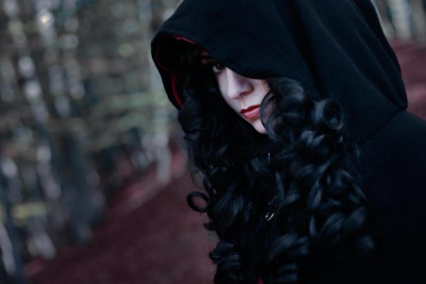 Девушка темная