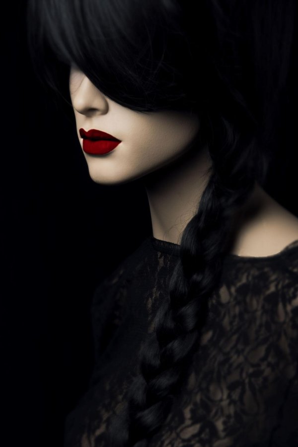 Девушка темная