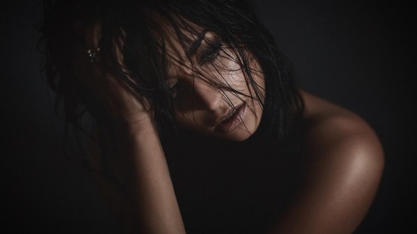 Девушка темная