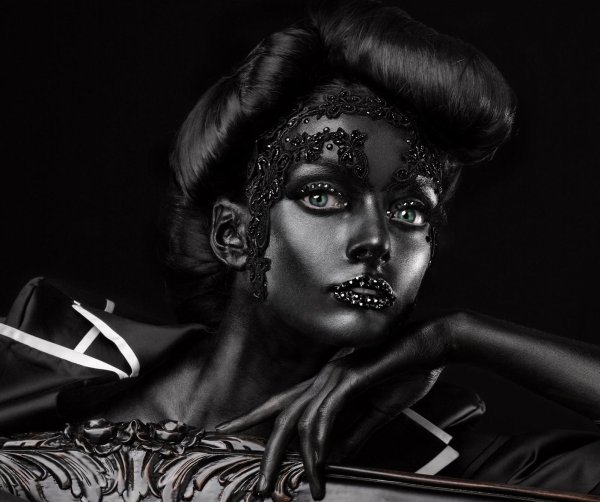 Девушка темная