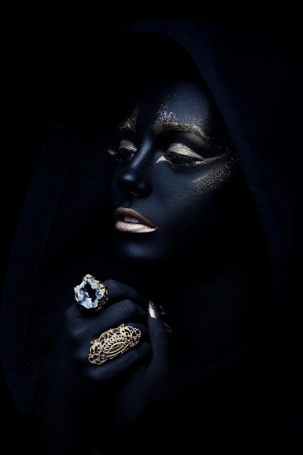 Девушка темная