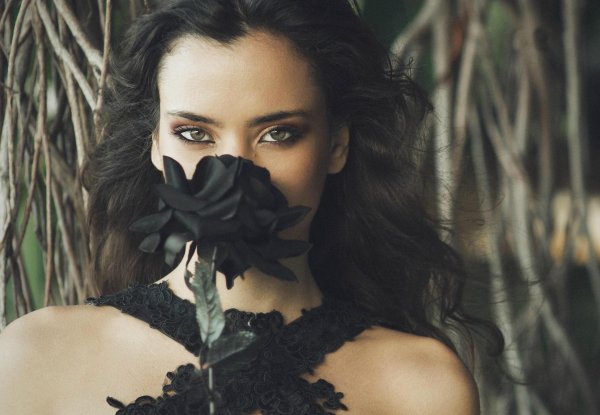 Девушка темная