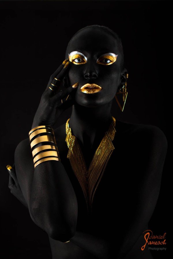 Девушка темная