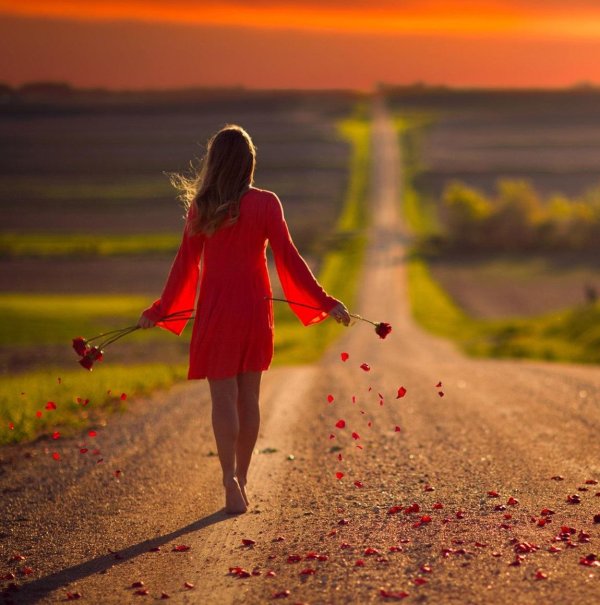 Идет девушка