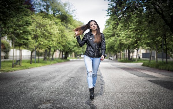 Идет девушка