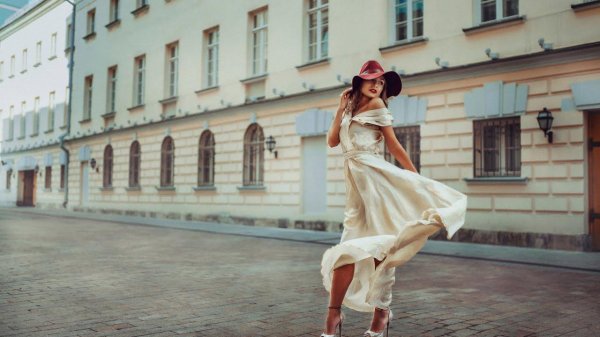 Идет девушка