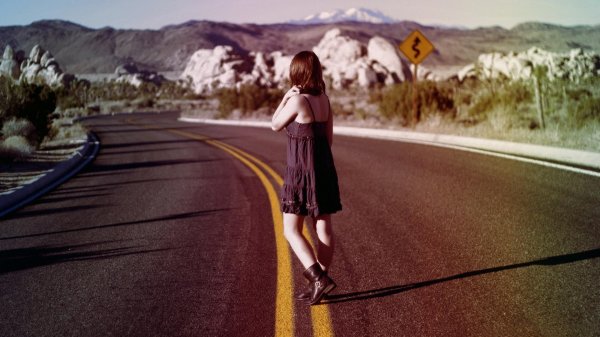 Идет девушка