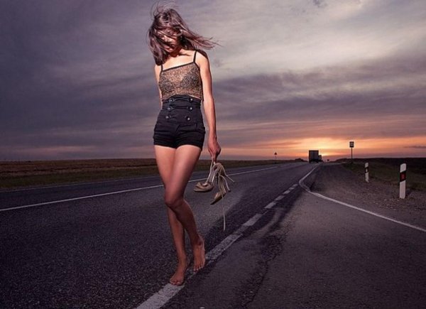 Идет девушка