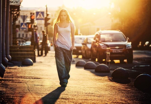 Идет девушка