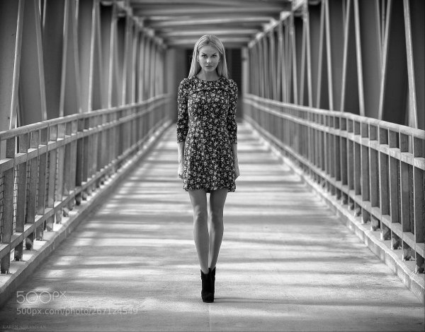 Идет девушка