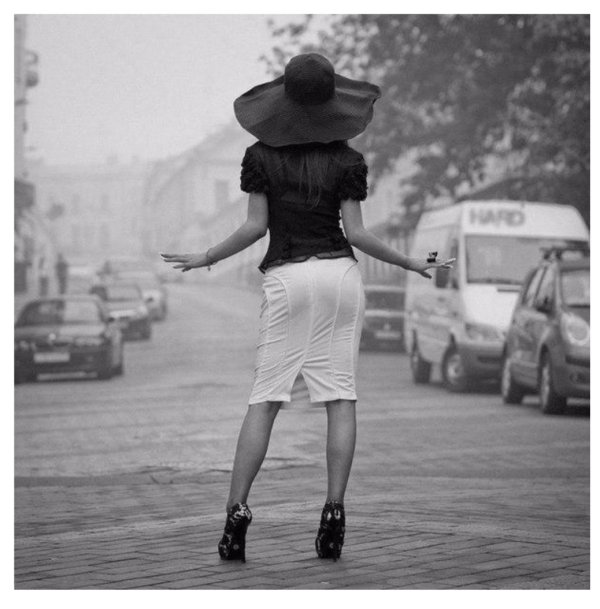 Идет девушка