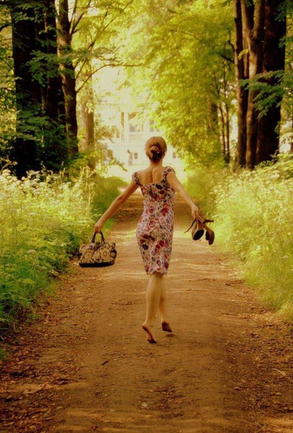 Идет девушка