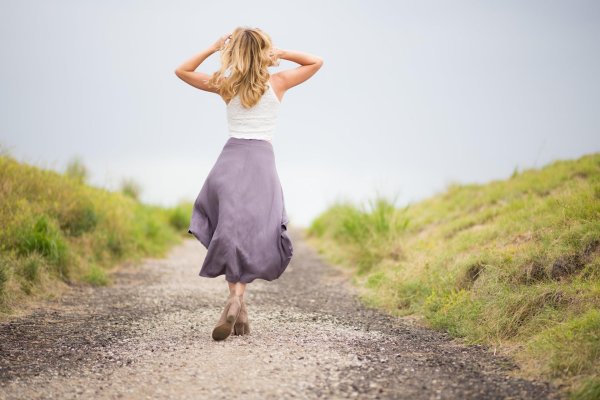 Идет девушка