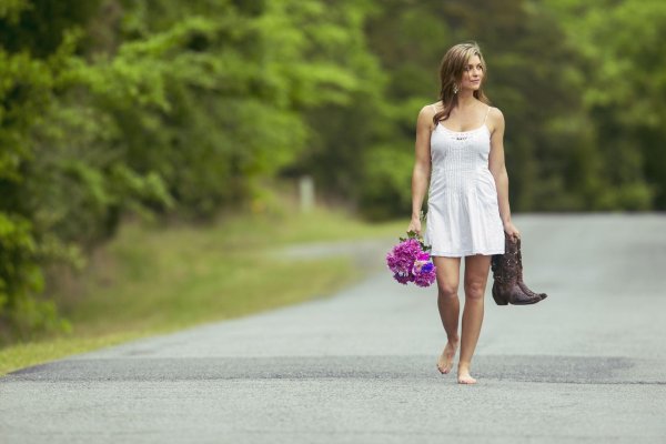 Идет девушка