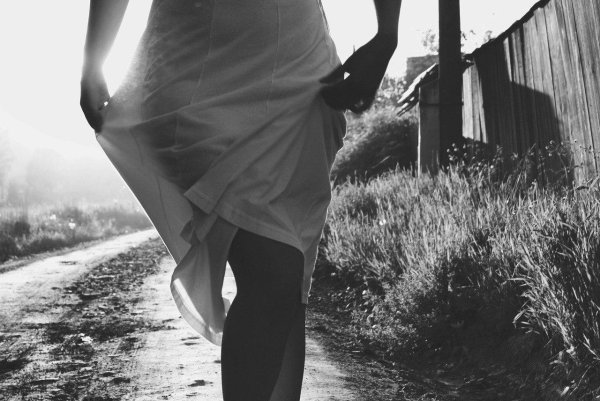 Идет девушка