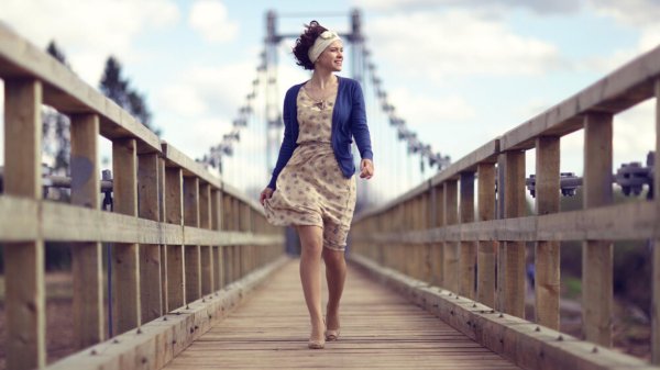 Идет девушка