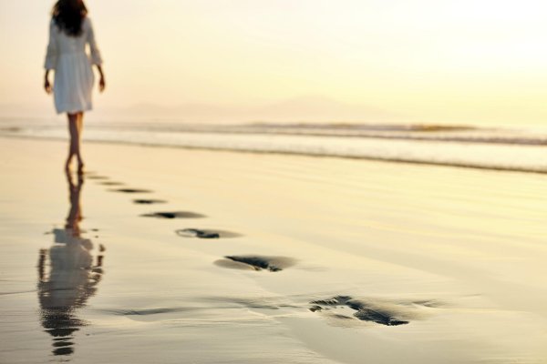 Идет девушка