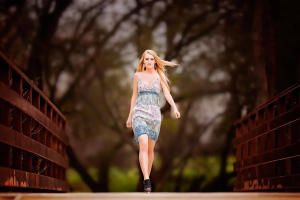 Идет девушка