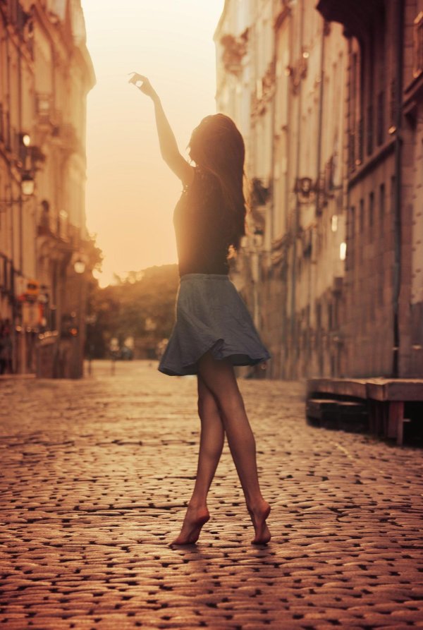 Идет девушка