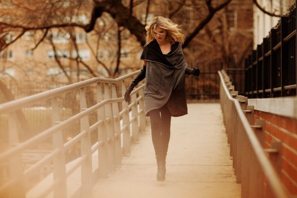 Идет девушка