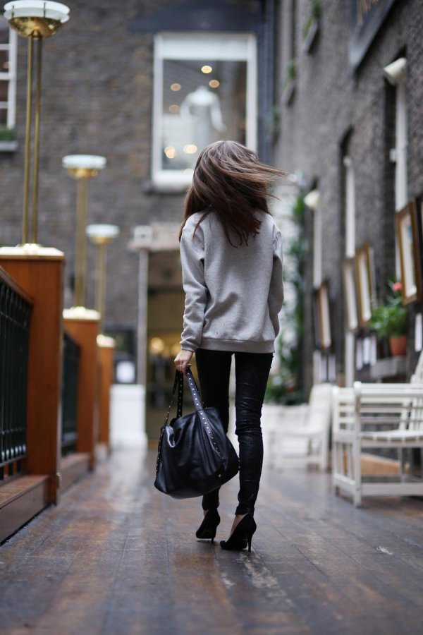 Идет девушка