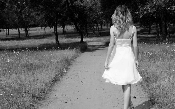 Идет девушка