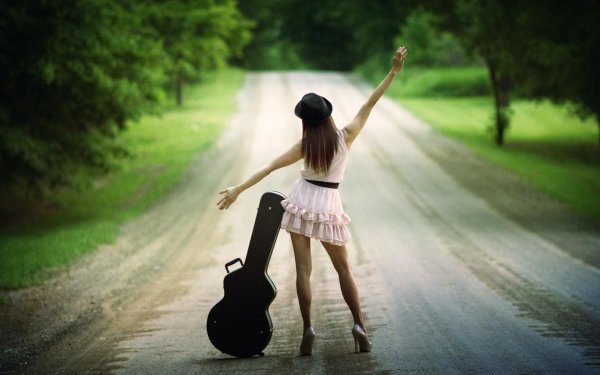 Идет девушка