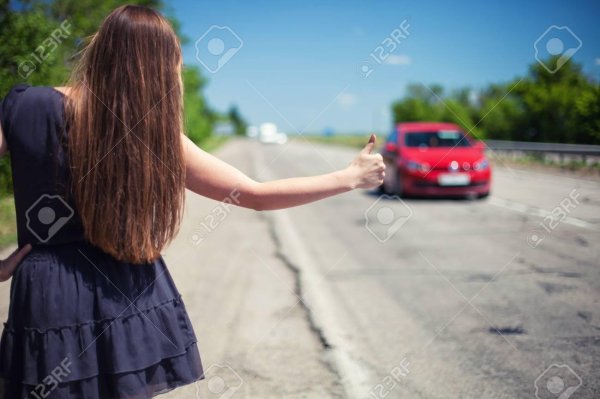 Идет девушка