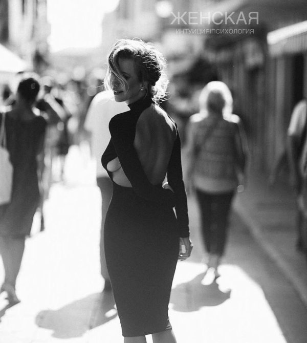 Идет девушка