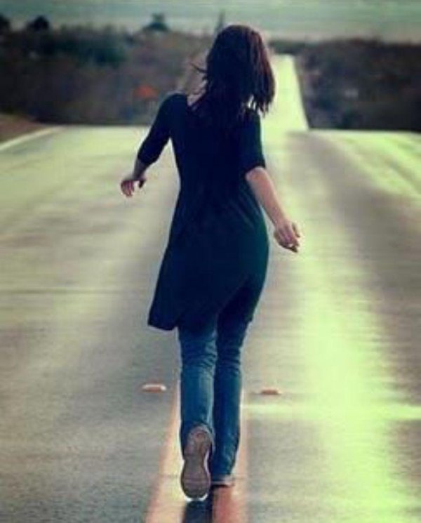 Идет девушка