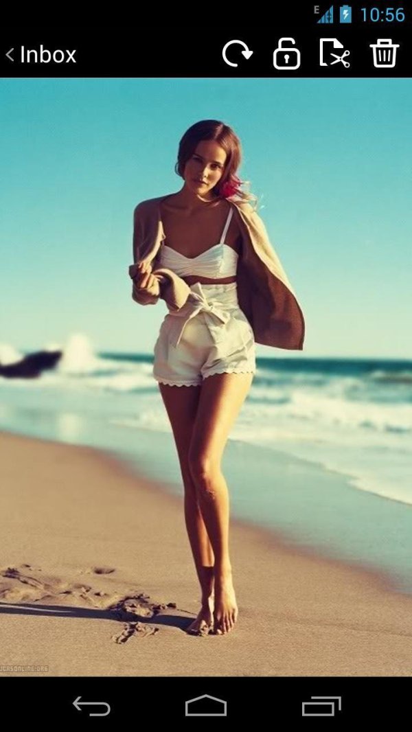 Идет девушка