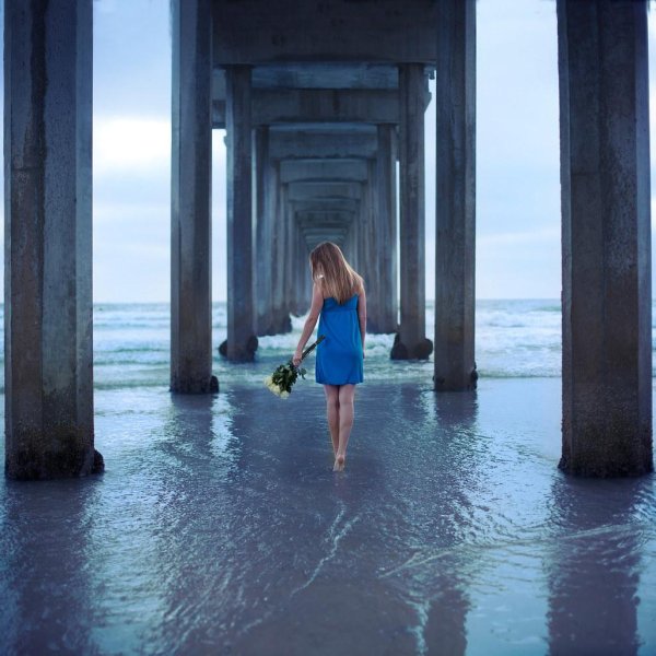 Идет девушка