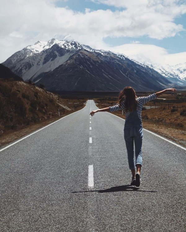 Идет девушка