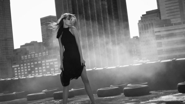 Идет девушка