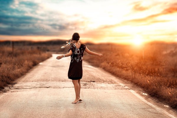 Идет девушка