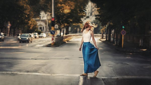 Идет девушка