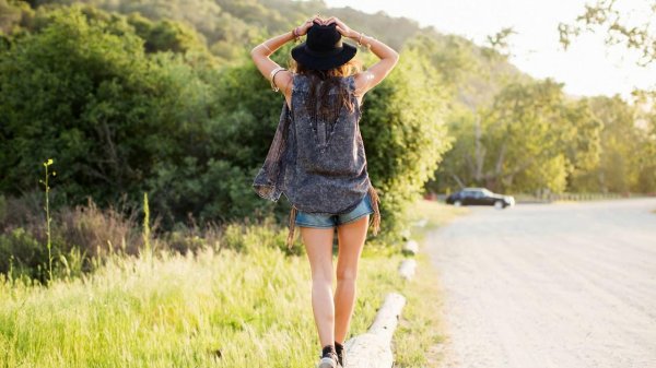 Идет девушка