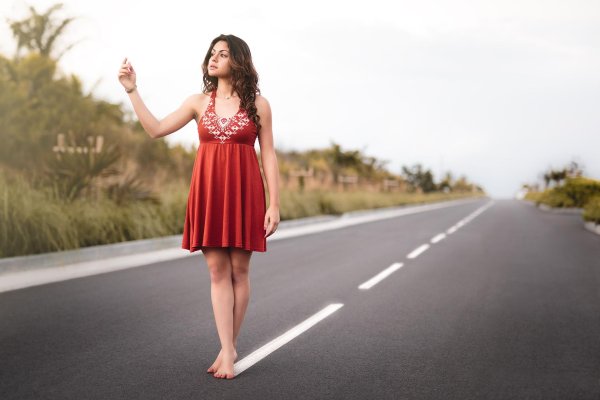 Идет девушка