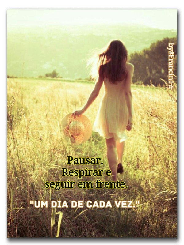 Идет девушка