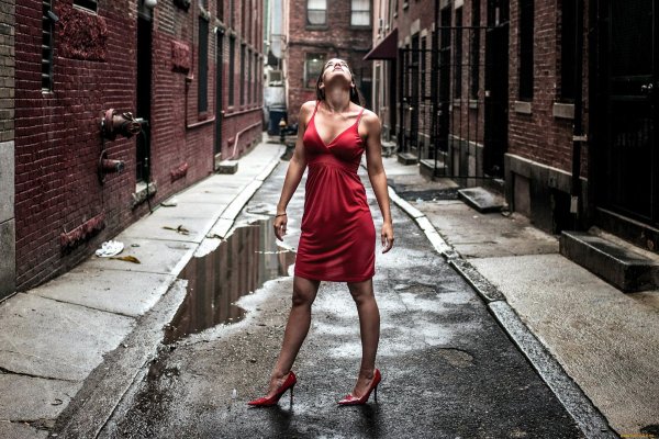 Идет девушка