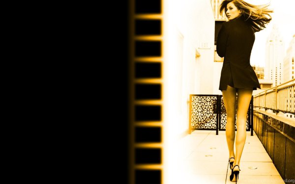 Идет девушка