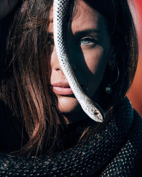 Девушка змея