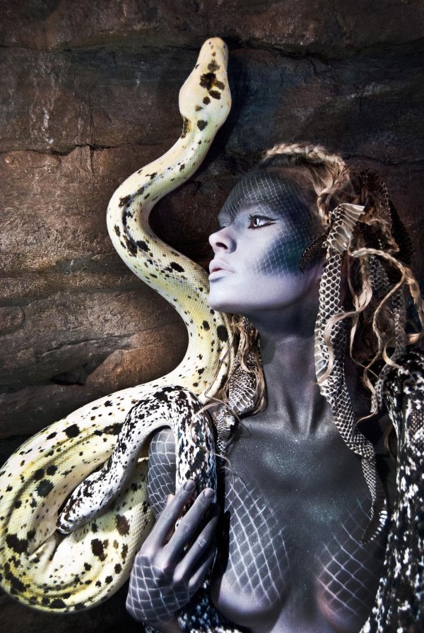 Девушка змея