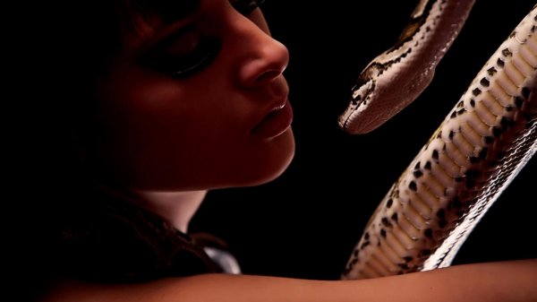 Девушка змея